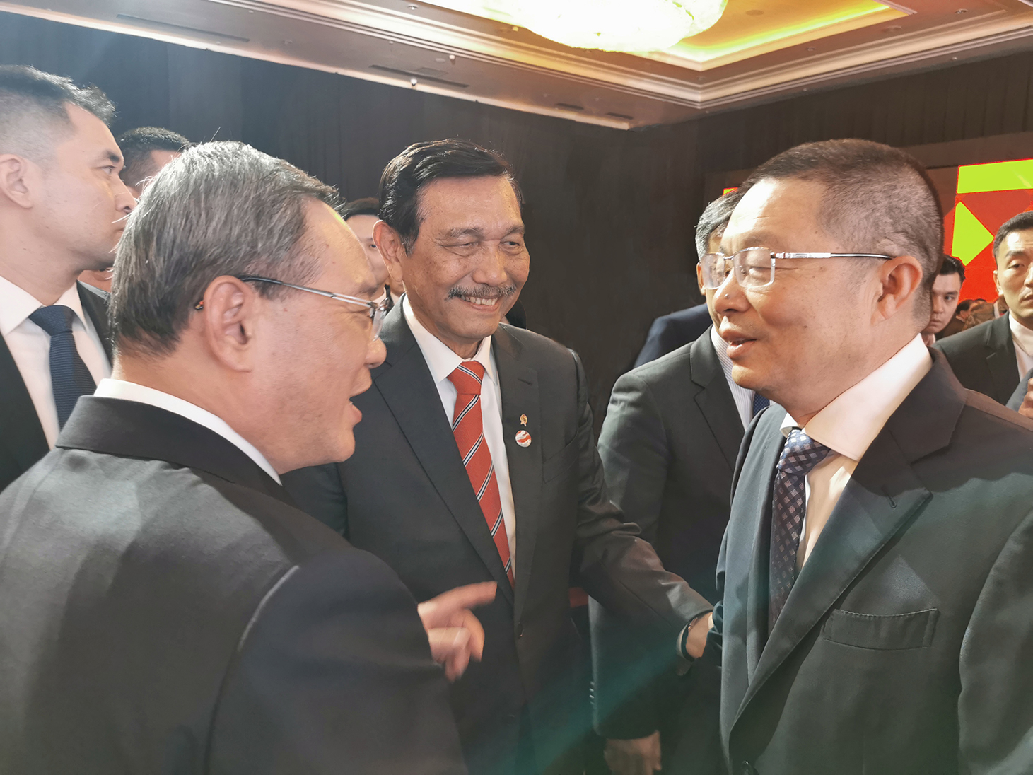 李強總理、盧胡特部長與項光明董事長親切交談